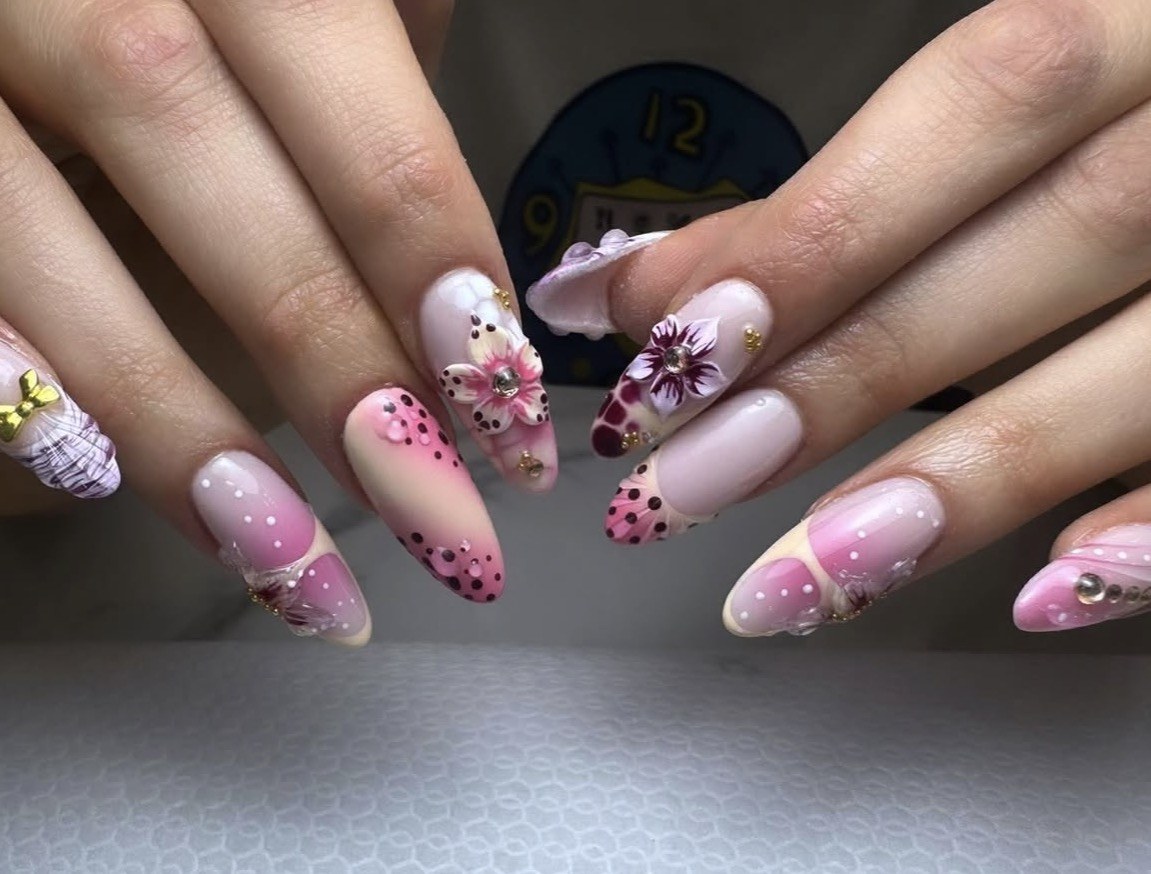 Nail art z kwiatami 3D, stylizacja żelowa Shine Nails