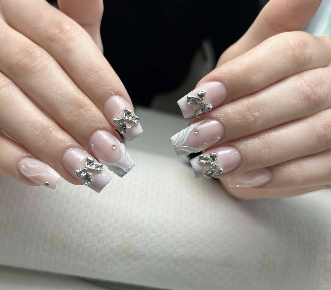 Manicure marmurkowy z kokardką i cyrkoniami